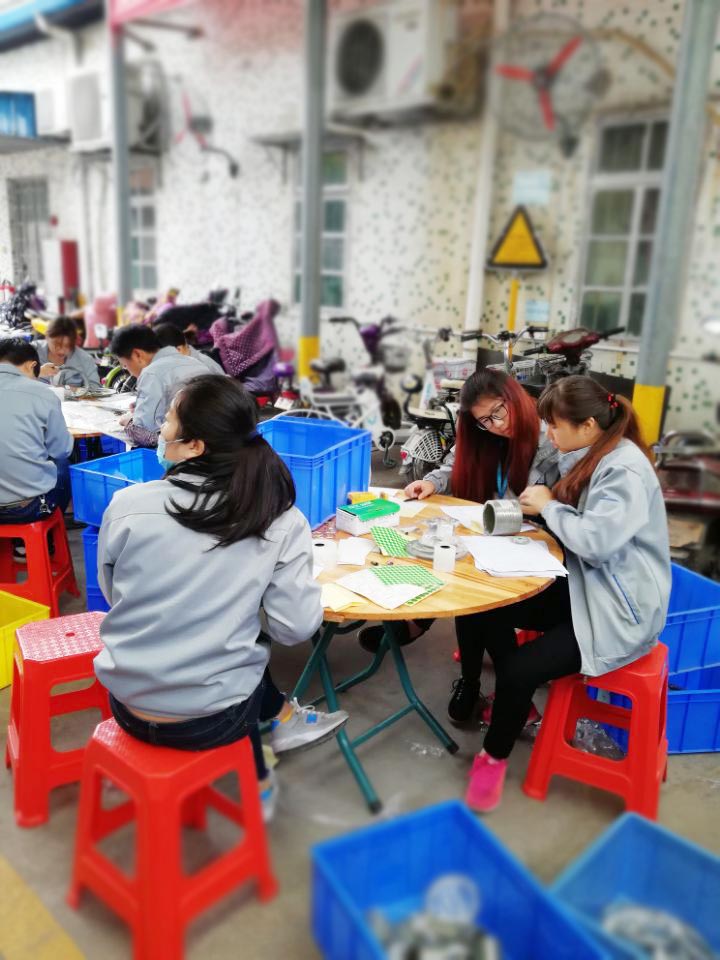 “愛密特人”在對(duì)每一個(gè)密封件產(chǎn)品仔細(xì)點(diǎn)數(shù)、初盤、抽盤等