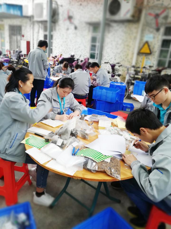 “愛密特人”在對(duì)每一個(gè)密封件產(chǎn)品仔細(xì)點(diǎn)數(shù)、初盤、抽盤等