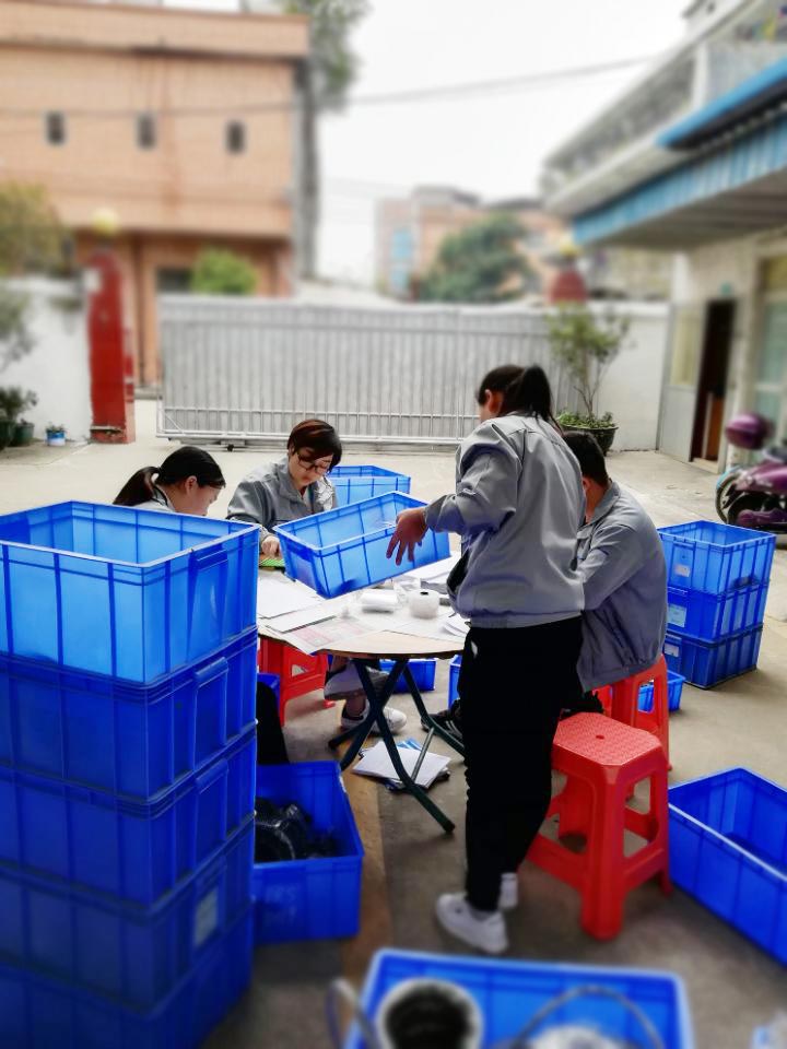 “愛密特人”在對(duì)每一個(gè)密封件產(chǎn)品仔細(xì)點(diǎn)數(shù)、初盤、抽盤等