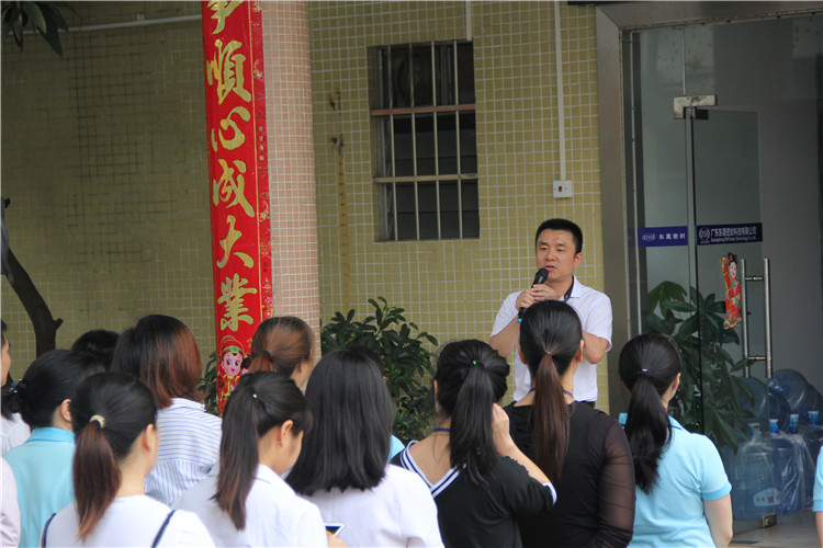 胡燕林總經(jīng)理鼓勵(lì)我們只有不斷學(xué)習(xí)進(jìn)步，我們“愛密特人”才是“地表最強(qiáng)”者。而在這次的分享中最讓我們印象最深就是“藍(lán)絲帶”所帶給我們的愛與感恩！