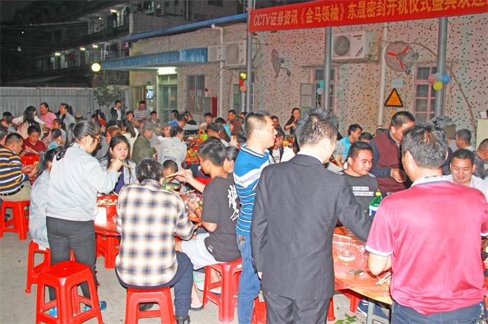 讓我們一杯酒敬過(guò)去，辛勤努力，收獲碩果，為自己打個(gè)call；一杯酒敬現(xiàn)在，身邊相伴同奮斗的人兒們，謝謝你；最后一杯酒敬未來(lái)，值得期待，風(fēng)雨同行，再創(chuàng)輝煌！