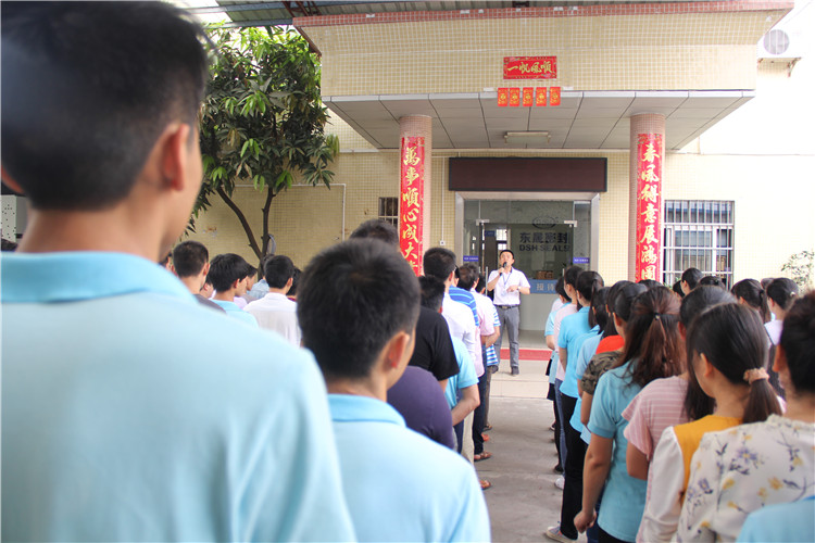 胡燕林總經(jīng)理鼓勵(lì)我們只有不斷學(xué)習(xí)進(jìn)步，我們“愛密特人”才是“地表最強(qiáng)”者。而在這次的分享中最讓我們印象最深就是“藍(lán)絲帶”所帶給我們的愛與感恩！