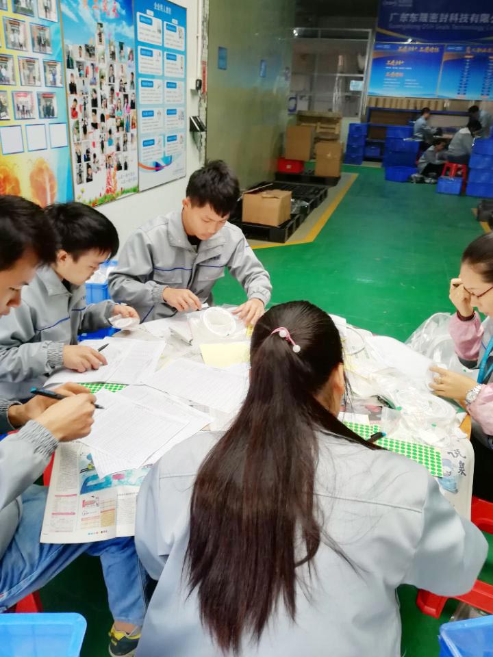 “愛密特人”在對(duì)每一個(gè)密封件產(chǎn)品仔細(xì)點(diǎn)數(shù)、初盤、抽盤等