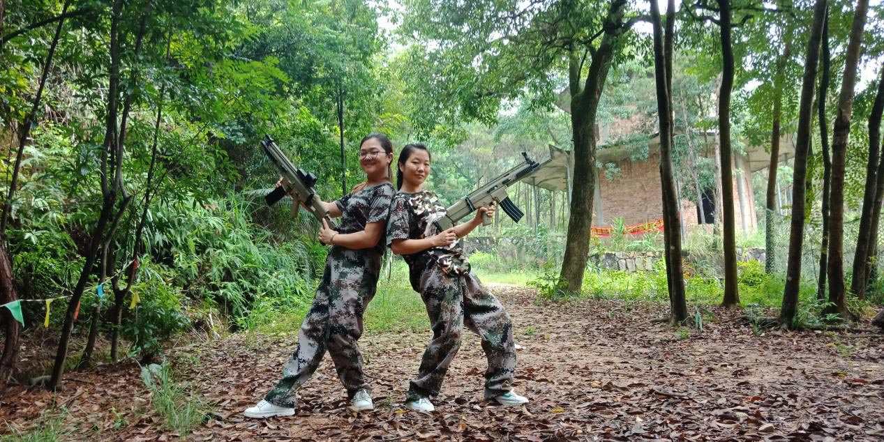 愛密特人團隊玩真人CS野戰(zhàn)游戲